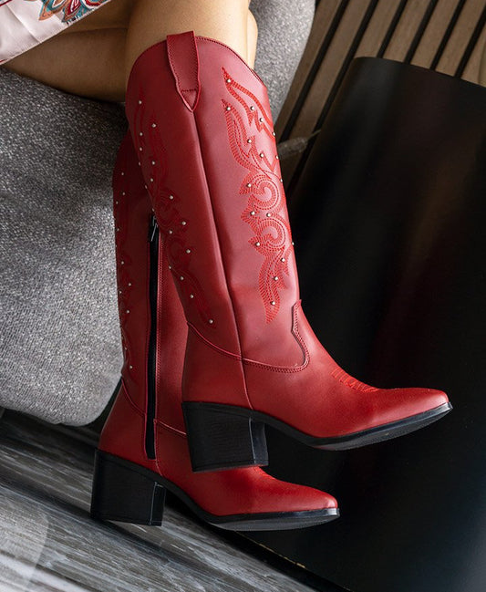 0051 BOTAS VAQUERAS ROJAS CON BORDADO Y REMACHES CON TACÓN BAJO SUELA ANTIDESLIZANTE