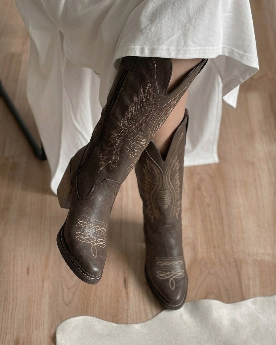 00845 BOTAS VAQUERAS ELEGANTES CON BORDADO Y PIEDRERIA TACON BAJO Y ANCHO CIERRE LATERAL