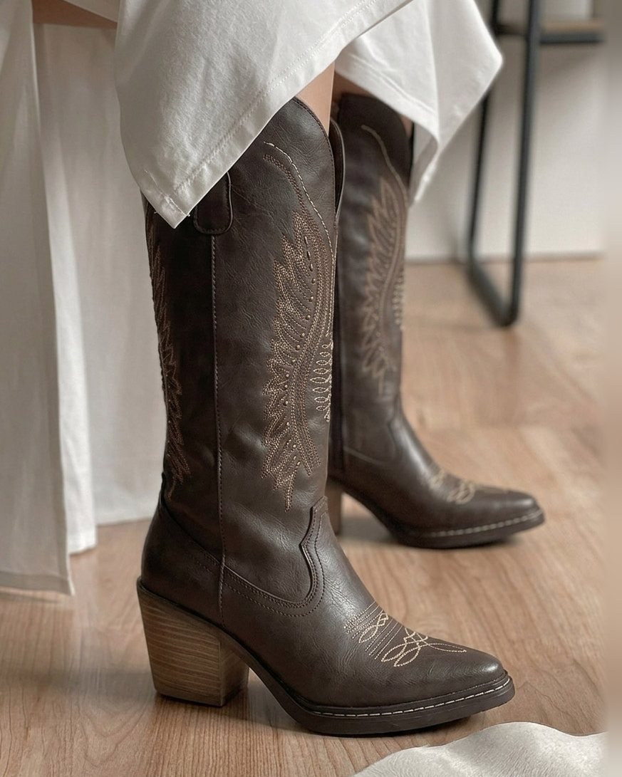 00845 BOTAS VAQUERAS ELEGANTES CON BORDADO Y PIEDRERIA TACON BAJO Y ANCHO CIERRE LATERAL