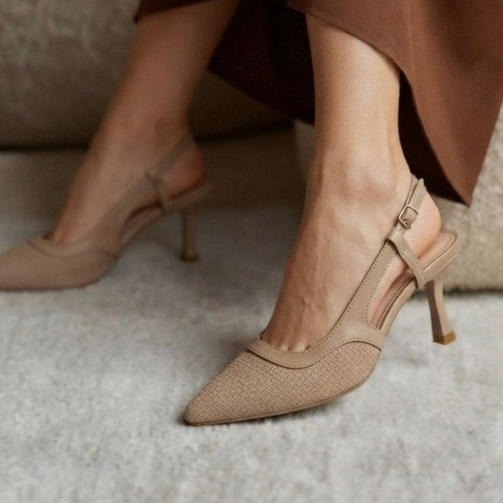08002 Zapatilla con diseño slingback con correa ajustable y material con textura grabada punta fina que estiliza