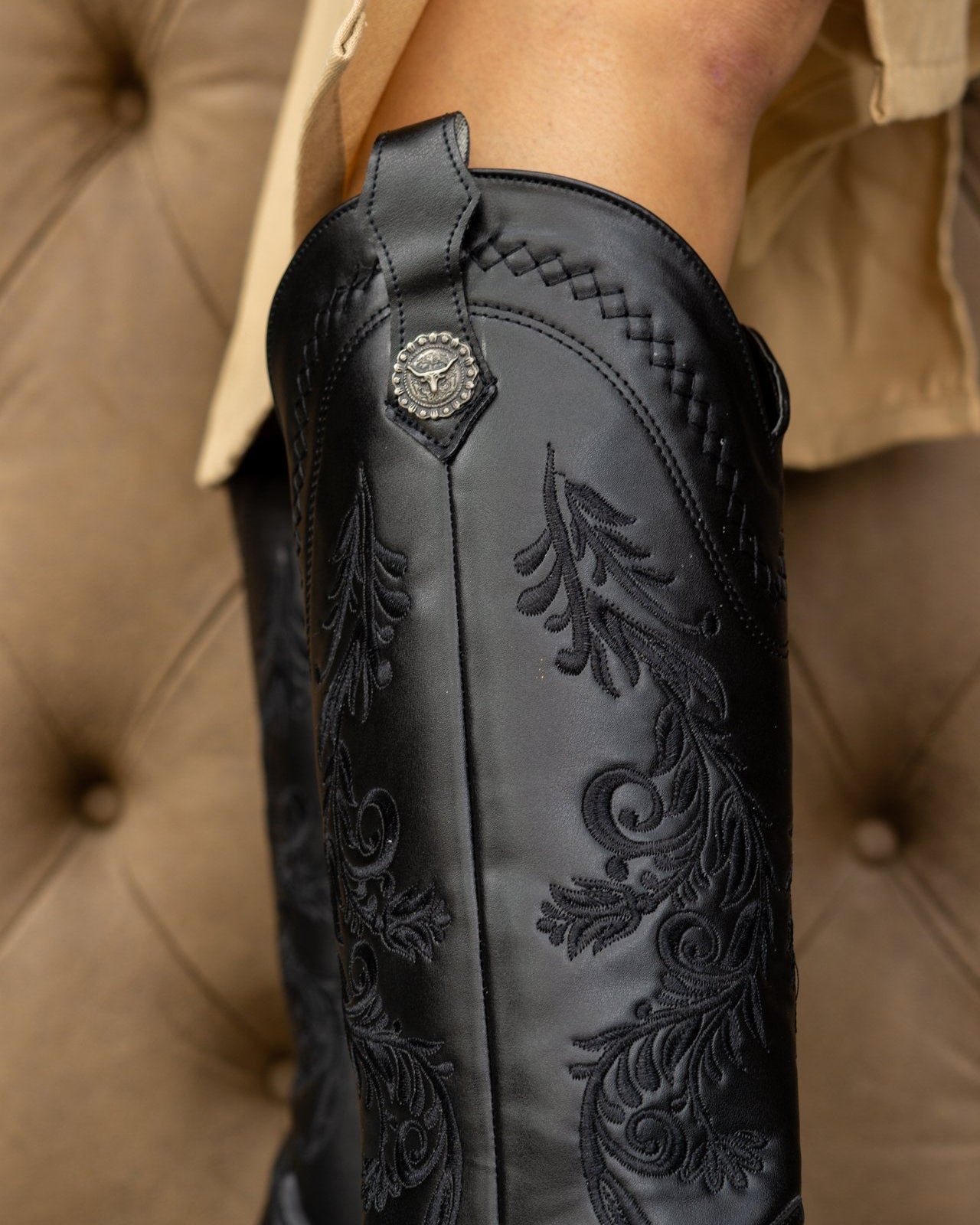 00832 BOTAS NEGRAS CON BORDADO WESTERN EN RELIEVE DISEÑO ELEGANTE Y MUY VERSATIL