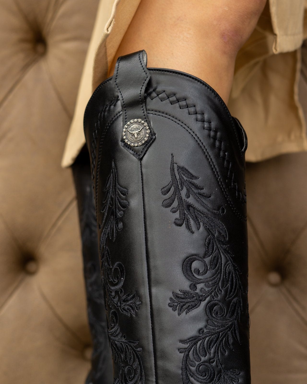 00832 BOTAS NEGRAS CON BORDADO WESTERN EN RELIEVE DISEÑO ELEGANTE Y MUY VERSATIL