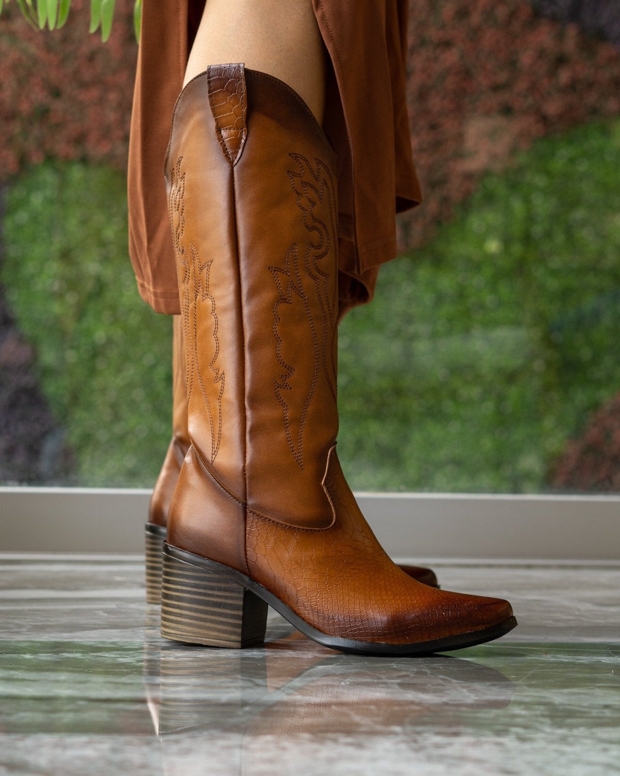00052 BOTAS VAQUERAS TAN DE MEDIA CAÑA CON TEXTURA PITON Y BORDADO