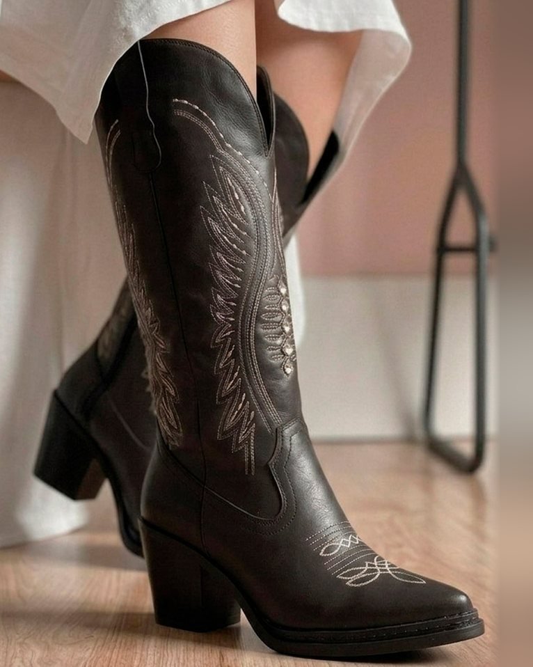 00845 BOTAS VAQUERAS ELEGANTES CON BORDADO Y PIEDRERIA TACON BAJO Y ANCHO CIERRE LATERAL
