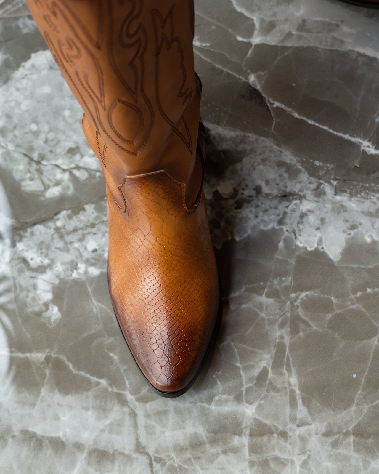 00052 BOTAS VAQUERAS TAN DE MEDIA CAÑA CON TEXTURA PITON Y BORDADO