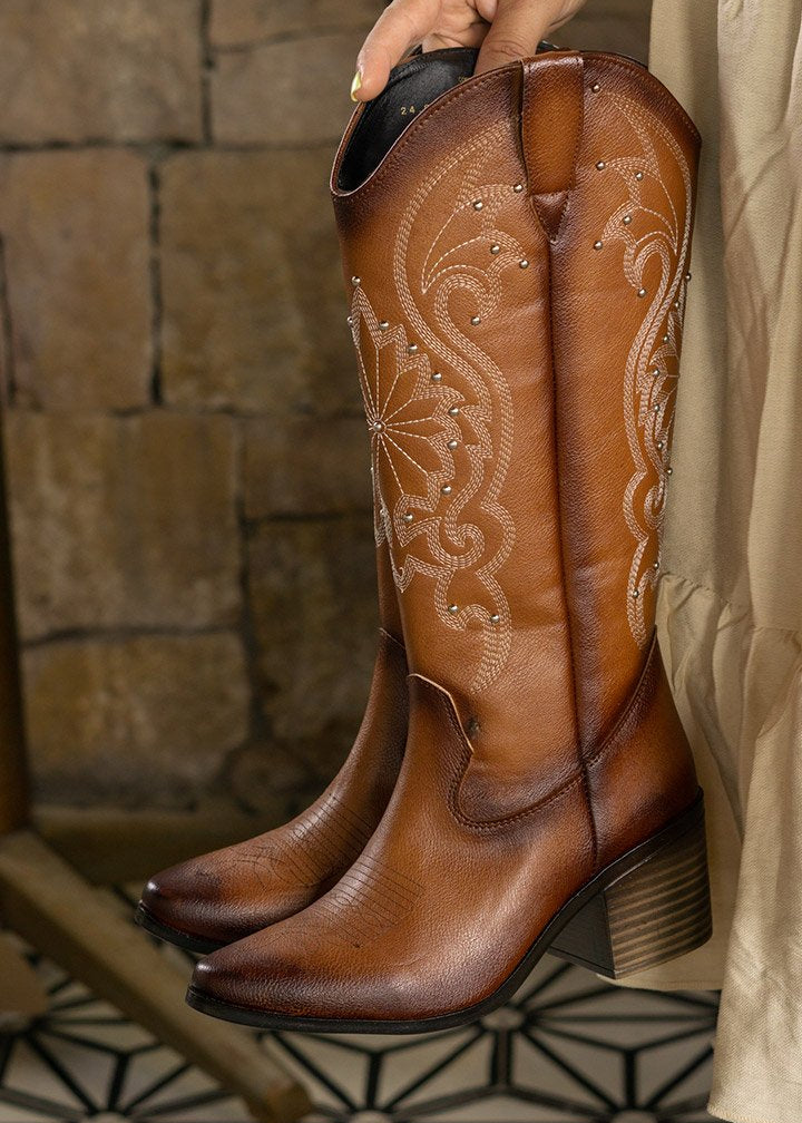 00053 BOTAS VAQUERAS COLOR CAMEL CON BORDADO ELEGANTE CON APLICACION DE ESTOPEROL TACON GRUESO