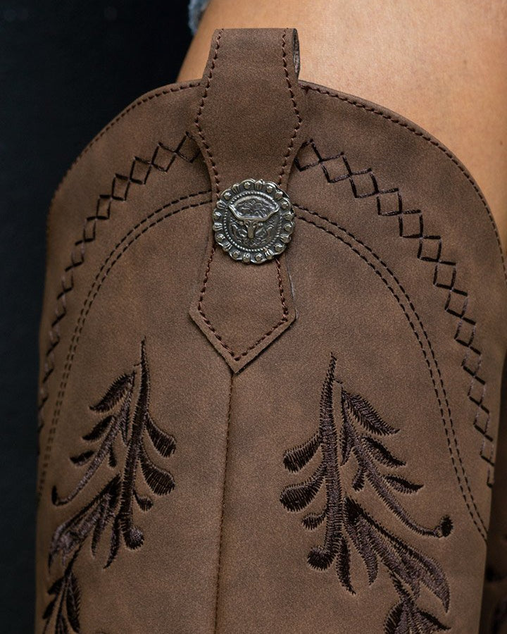 00832 BOTAS MOKA CON BORDADO WESTERN EN RELIEVE DISEÑO ELEGANTE Y MUY VERSATIL