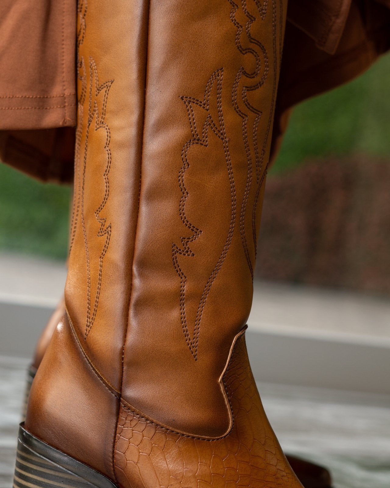 00052 BOTAS VAQUERAS TAN DE MEDIA CAÑA CON TEXTURA PITON Y BORDADO
