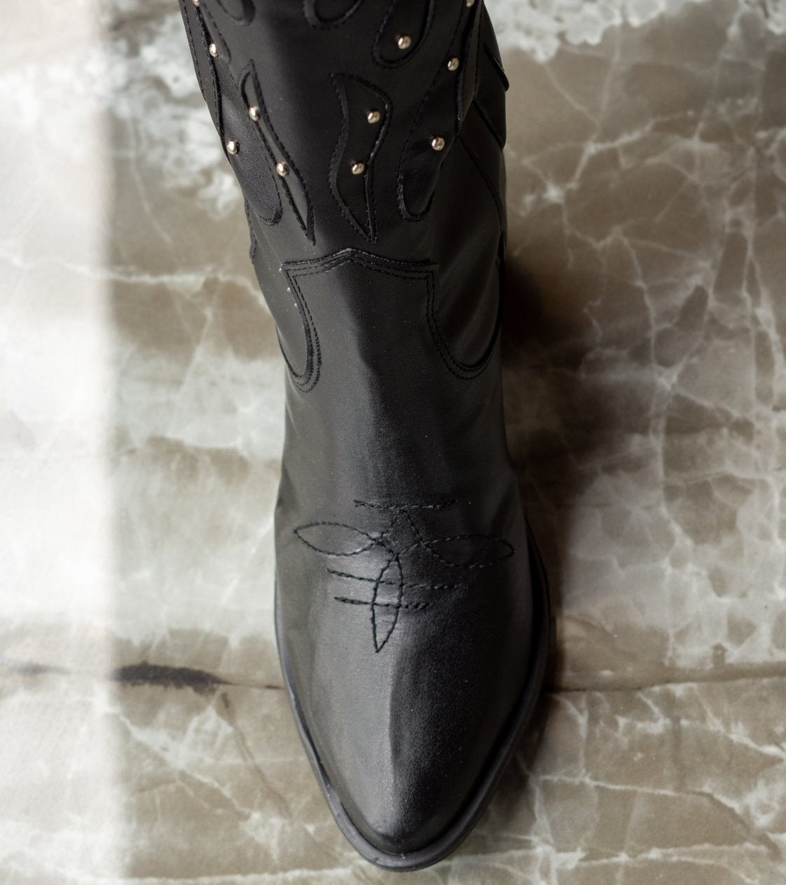 00773 BOTAS VAQUERAS DE MEDOA CAÑA EN COLOR NEGRO CON DISEÑO MINIMALISTA DE FLAMAS Y CON DETALLES EN REMACHES