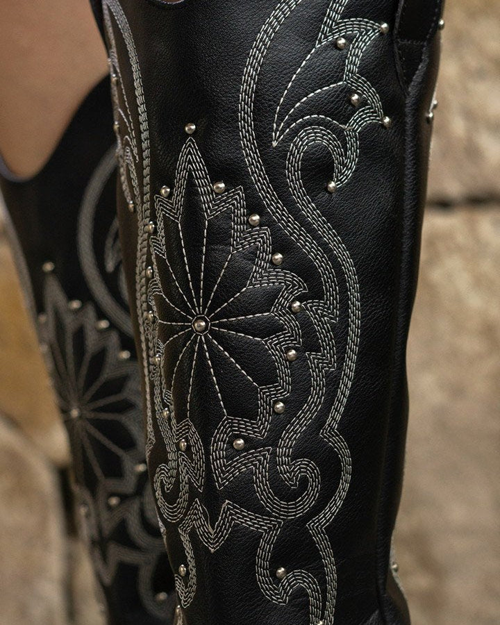 00053 BOTAS VAQUERAS COLOR NEGRO CON BORDADO ELEGANTE CON APLICACION DE ESTOPEROL TACON GRUESO