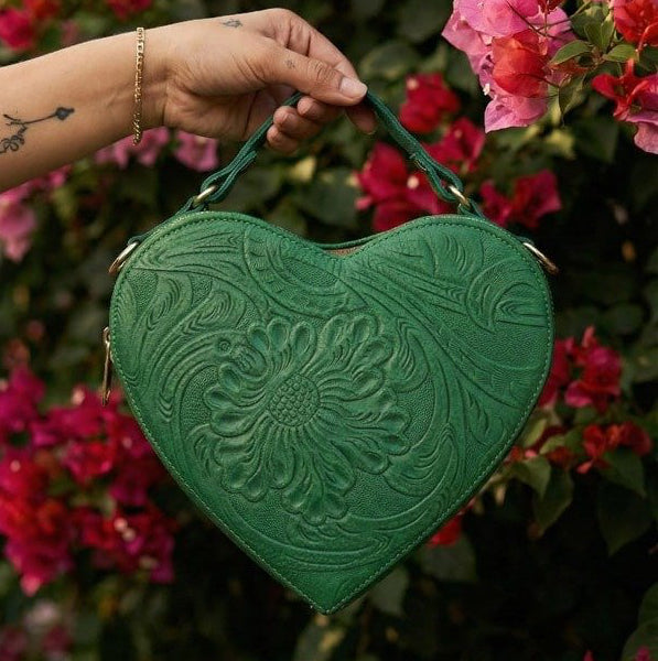 Bolsa Corazón fabricada en piel genuina con correa larga para colgarse