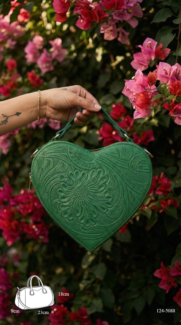 Bolsa Corazón fabricada en piel genuina con correa larga para colgarse
