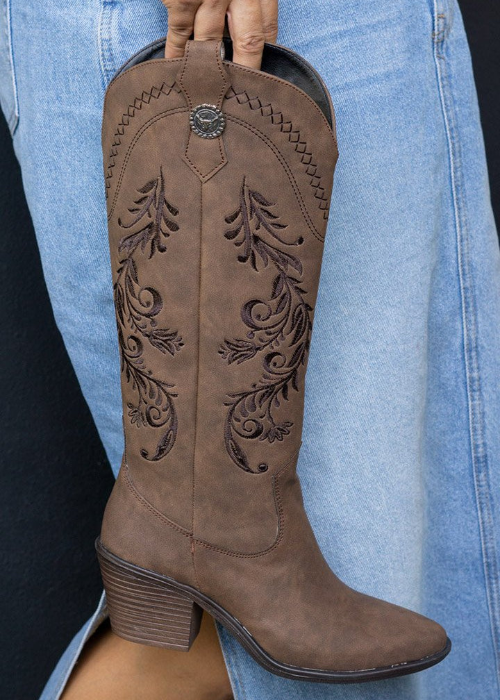 00832 BOTAS MOKA CON BORDADO WESTERN EN RELIEVE DISEÑO ELEGANTE Y MUY VERSATIL