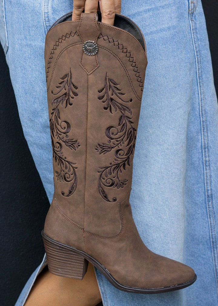 00832 BOTAS MOKA CON BORDADO WESTERN EN RELIEVE DISEÑO ELEGANTE Y MUY VERSATIL