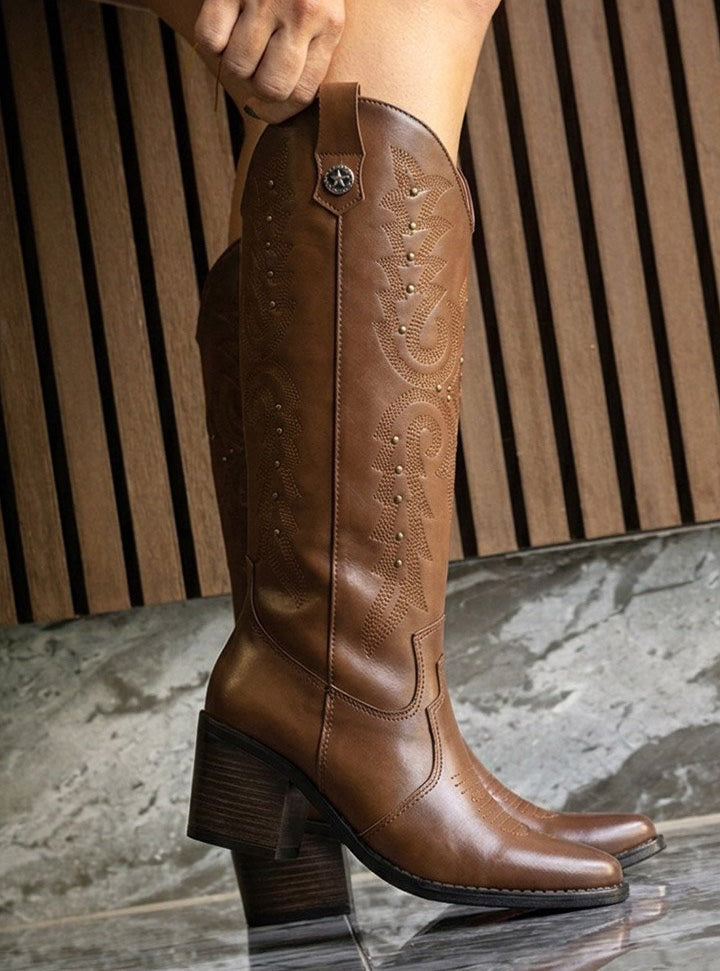00959 BOTAS VAQUERAS CON DISEÑO BORDADO EN EL TUBE Y ACCESORIOS DE REMACHES