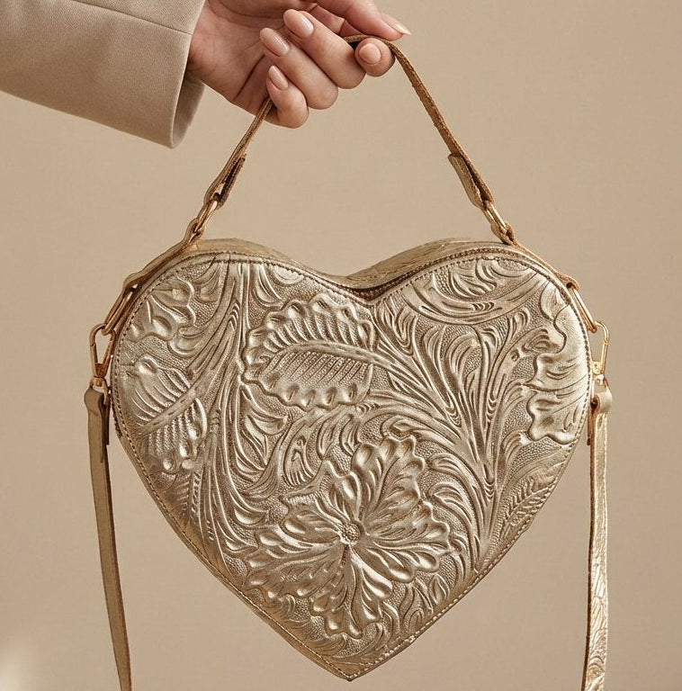 Bolsa Corazón fabricada en piel genuina con correa larga para colgarse