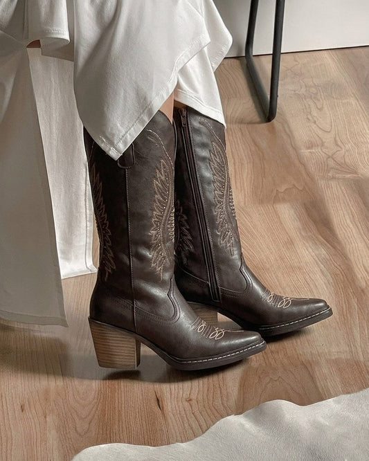 00845 BOTAS VAQUERAS ELEGANTES CON BORDADO Y PIEDRERIA TACON BAJO Y ANCHO CIERRE LATERAL