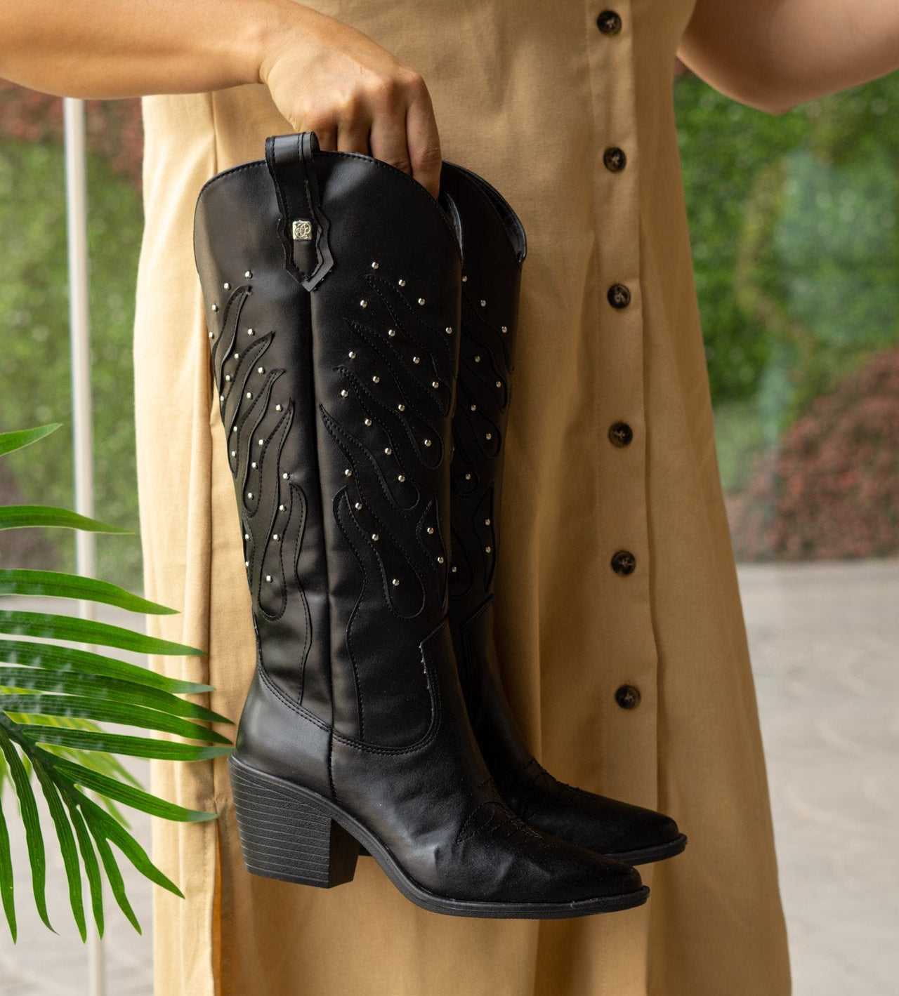 00773 BOTAS VAQUERAS DE MEDOA CAÑA EN COLOR NEGRO CON DISEÑO MINIMALISTA DE FLAMAS Y CON DETALLES EN REMACHES