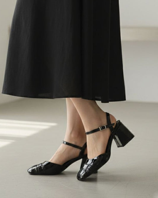10082 ZAPATILLAS BAJAS COLOR NEGRO DE CHAROL CON DISEÑO ELEGANTE DE TIRAS CRUZADAS PUNTA SEMI CUADRADA