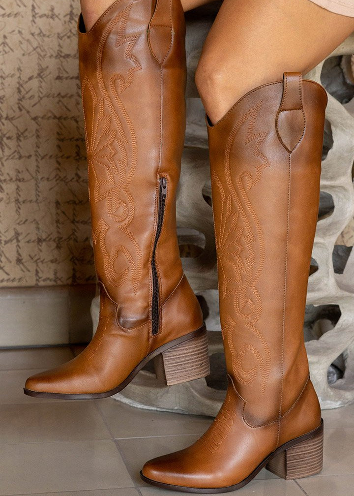 BOTAS VAQUERAS COLOR TAN ALTAS CON BORDADO ELEGANTE SUELA ANTIDESLIZANTE TACON ANCHO Y BAJO