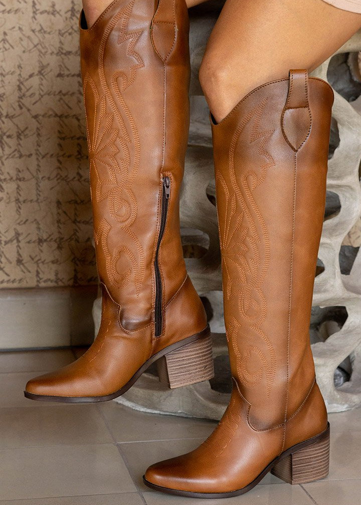 BOTAS VAQUERAS COLOR TAN ALTAS CON BORDADO ELEGANTE SUELA ANTIDESLIZANTE TACON ANCHO Y BAJO