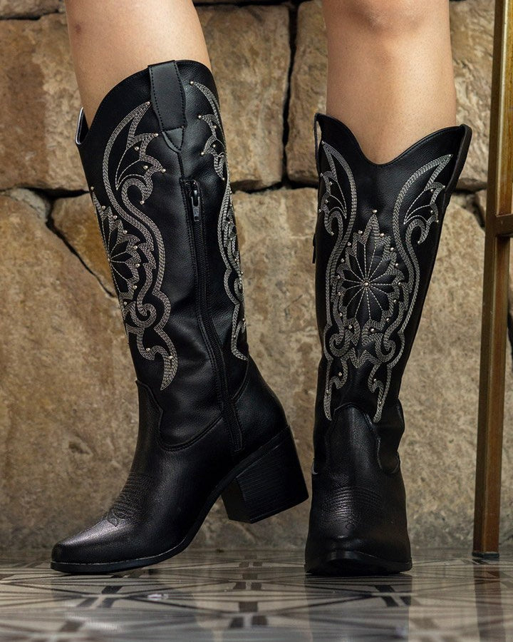 00053 BOTAS VAQUERAS COLOR NEGRO CON BORDADO ELEGANTE CON APLICACION DE ESTOPEROL TACON GRUESO
