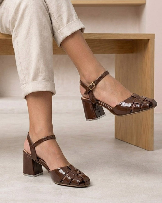 10082 ZAPATILLAS BAJAS COLOR CAFES DE CHAROL CON DISEÑO ELEGANTE DE TIRAS CRUZADAS PUNTA SEMI CUADRADA