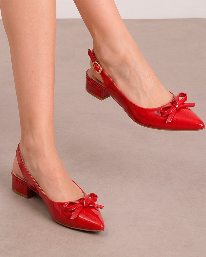 ZAPATILLA DE TACÓN BAJO DISEÑO DESTALONADO CON PUNTA CERRADA MOÑO DECORATIVO
