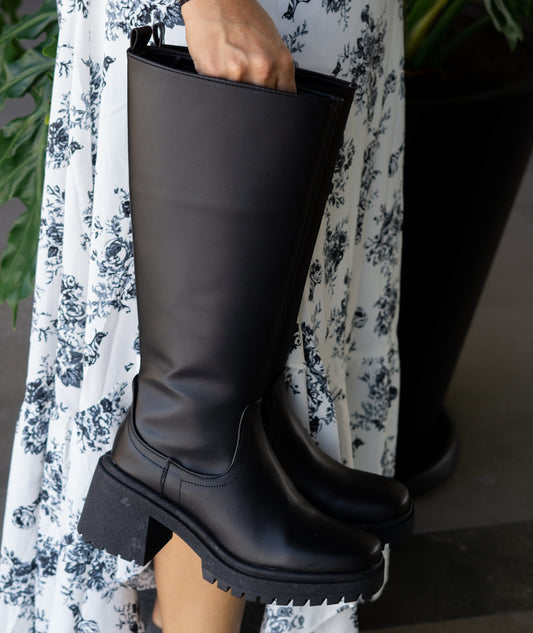 04000 BOTAS LARGAS DE ESTILO URBANO LISAS COLOR NEGRO CON SUELA ALTA