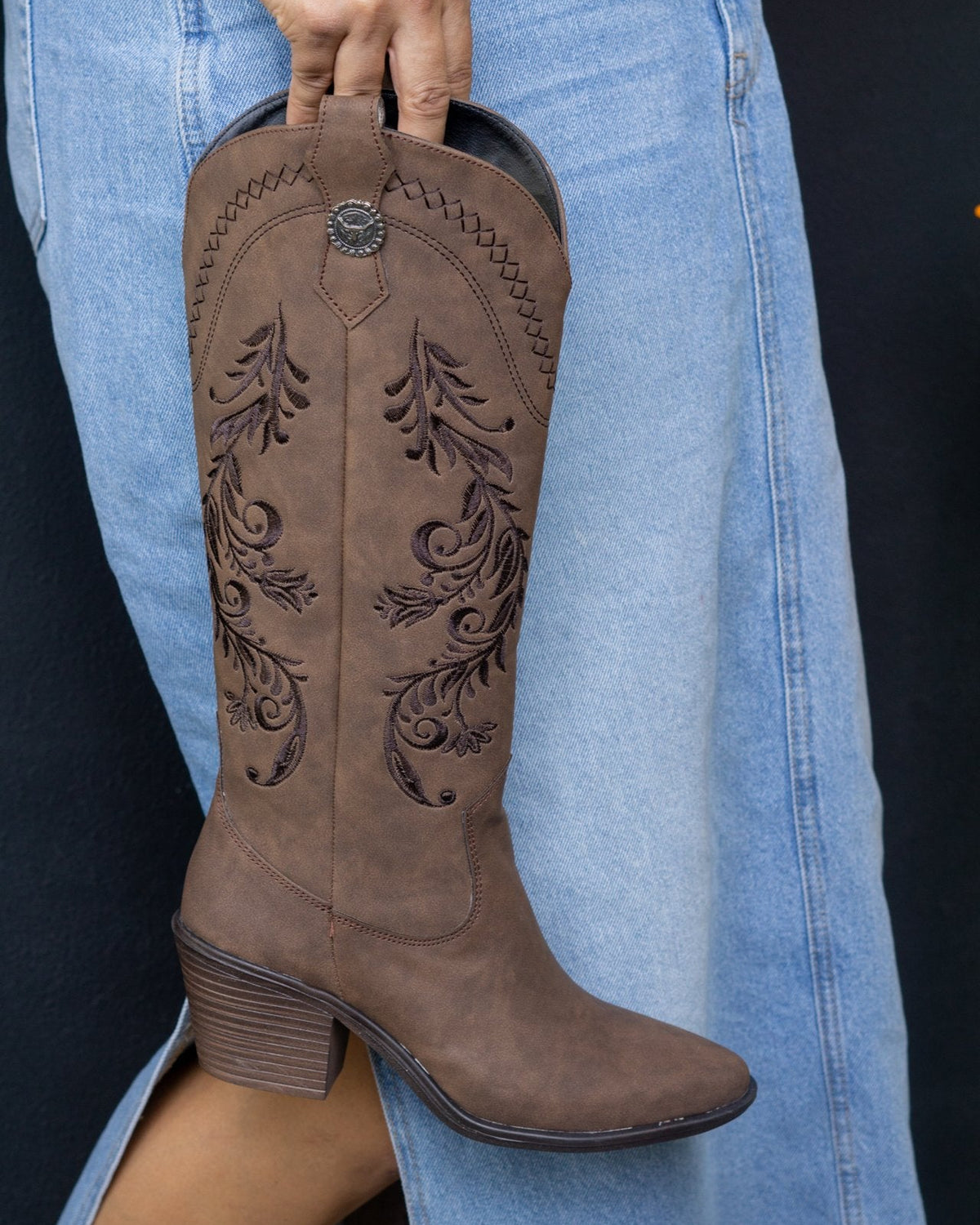 00832 BOTAS MOKA CON BORDADO WESTERN EN RELIEVE DISEÑO ELEGANTE Y MUY VERSATIL