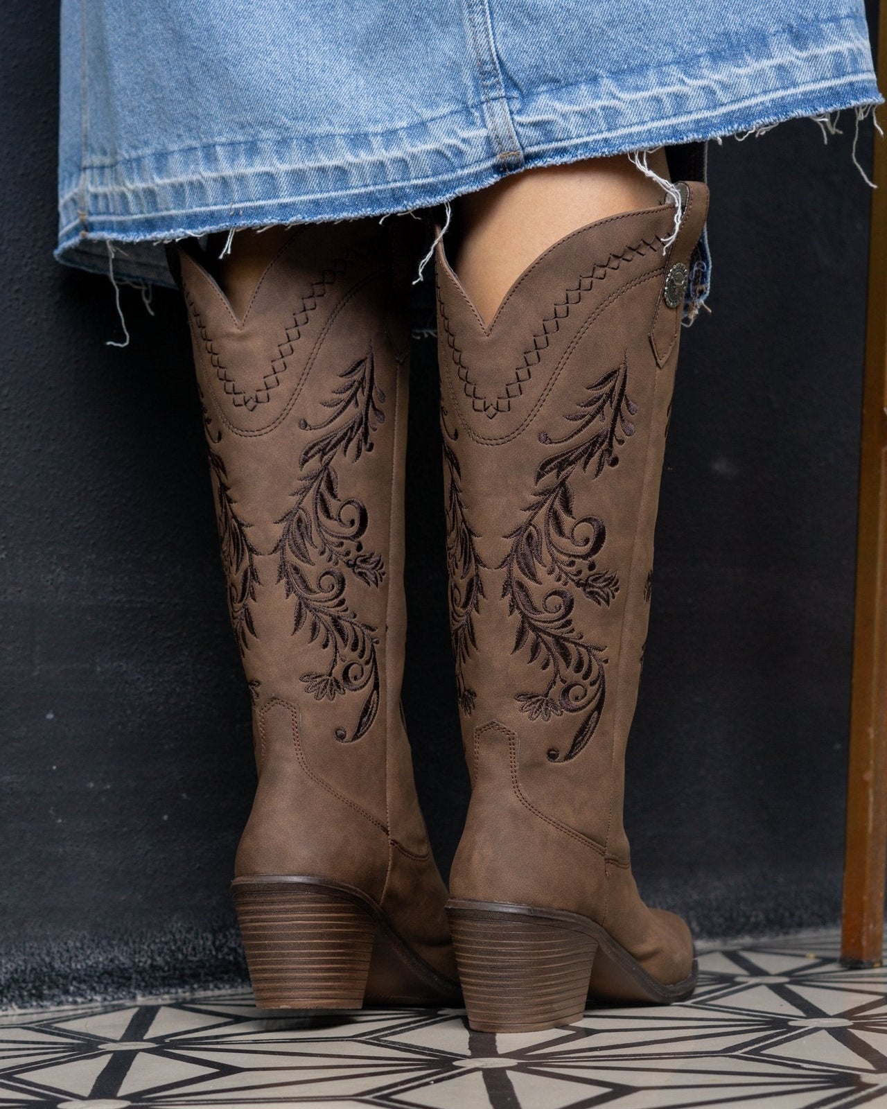00832 BOTAS MOKA CON BORDADO WESTERN EN RELIEVE DISEÑO ELEGANTE Y MUY VERSATIL