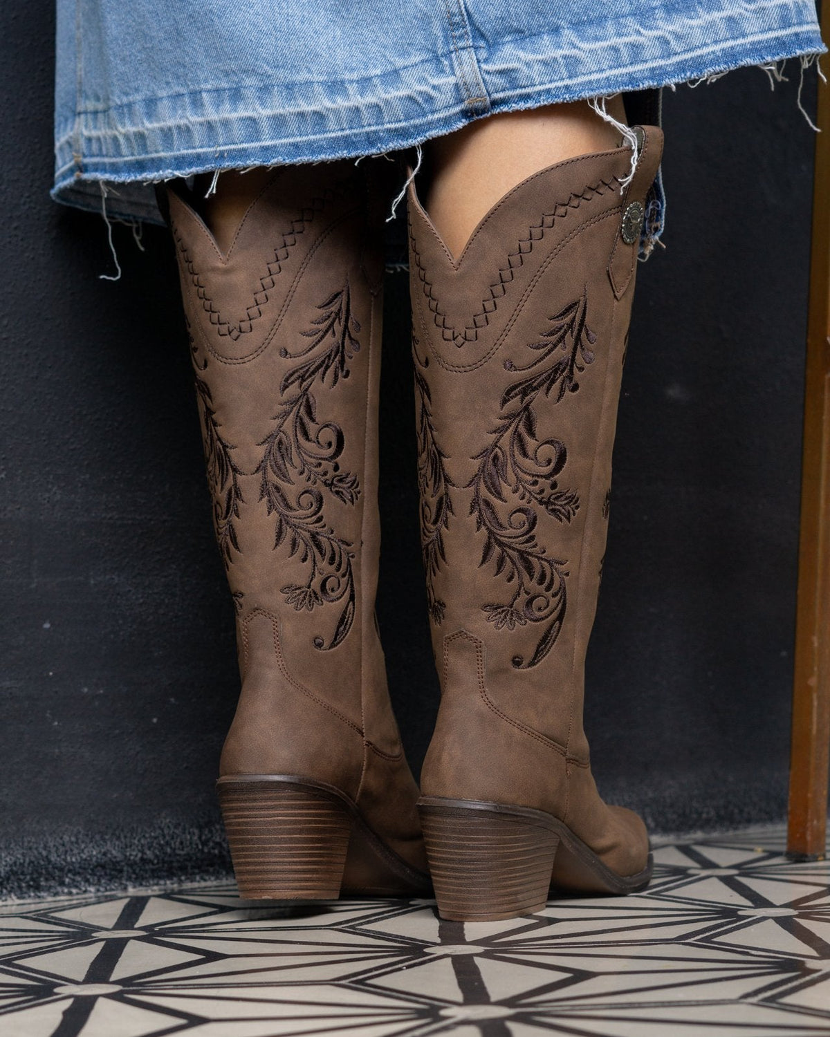 00832 BOTAS MOKA CON BORDADO WESTERN EN RELIEVE DISEÑO ELEGANTE Y MUY VERSATIL