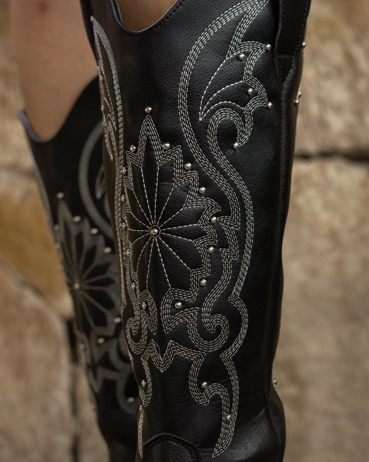 00053 BOTAS VAQUERAS COLOR NEGRO CON BORDADO ELEGANTE CON APLICACION DE ESTOPEROL TACON GRUESO