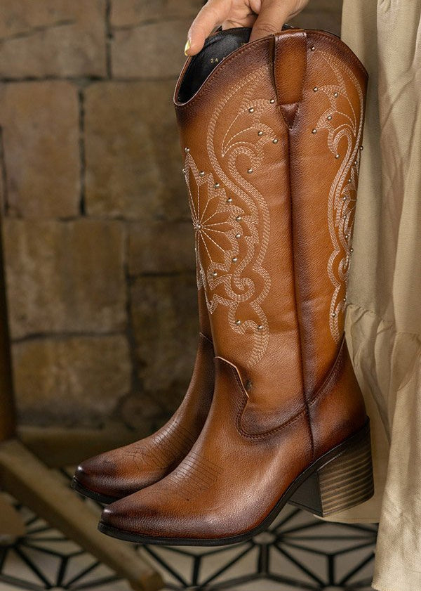 00053 BOTAS VAQUERAS COLOR CAMEL CON BORDADO ELEGANTE CON APLICACION DE ESTOPEROL TACON GRUESO