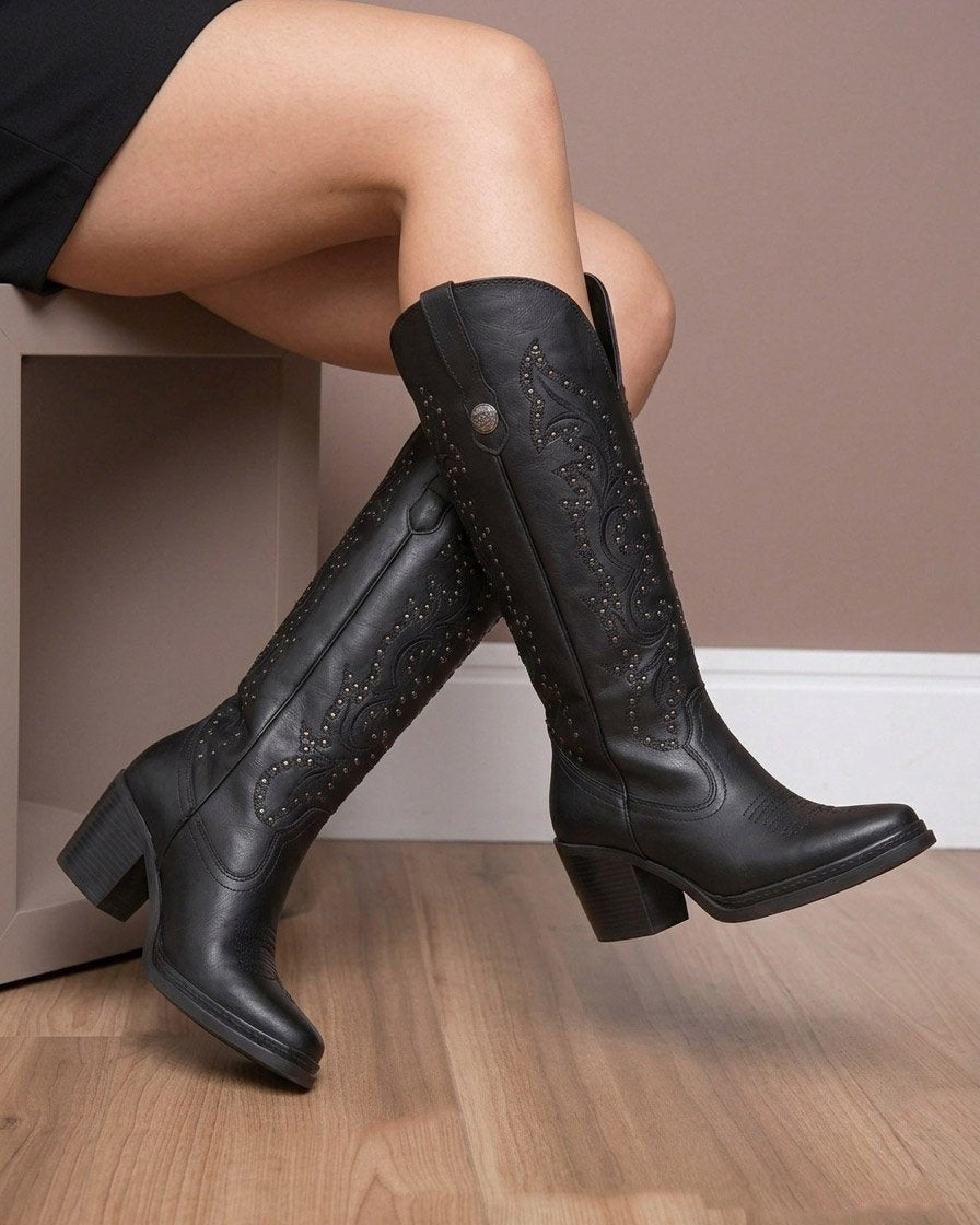 00844 BOTA VAQUERA ALTA CON BORDADO Y DETALLES DE ESPOROL TACON BAJO Y COMODO