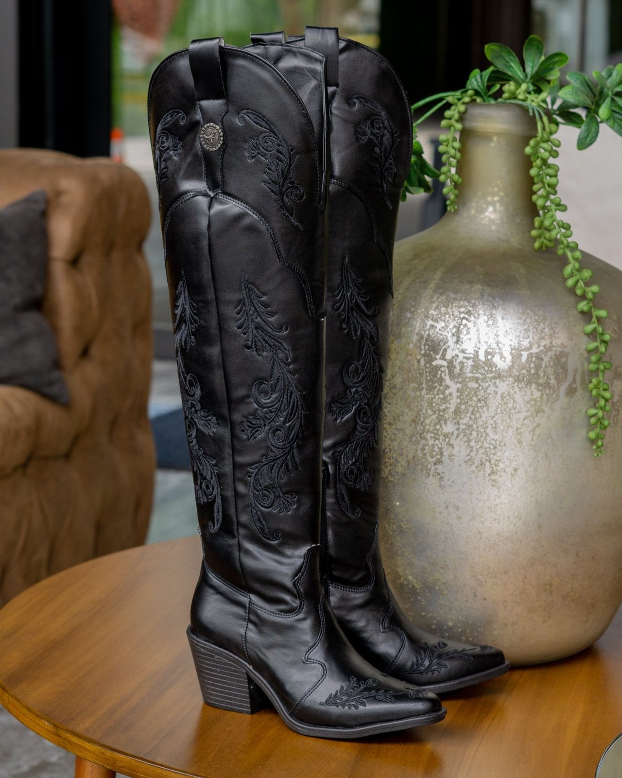Bota vaquera larga dama en color negro con bordado western en relieve elegante