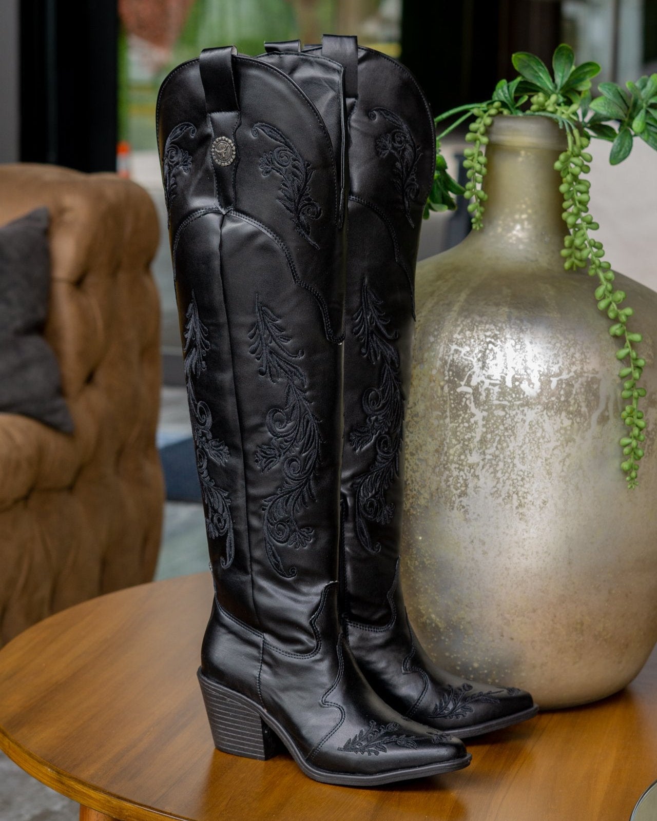 Bota vaquera larga dama en color negro con bordado western en relieve elegante