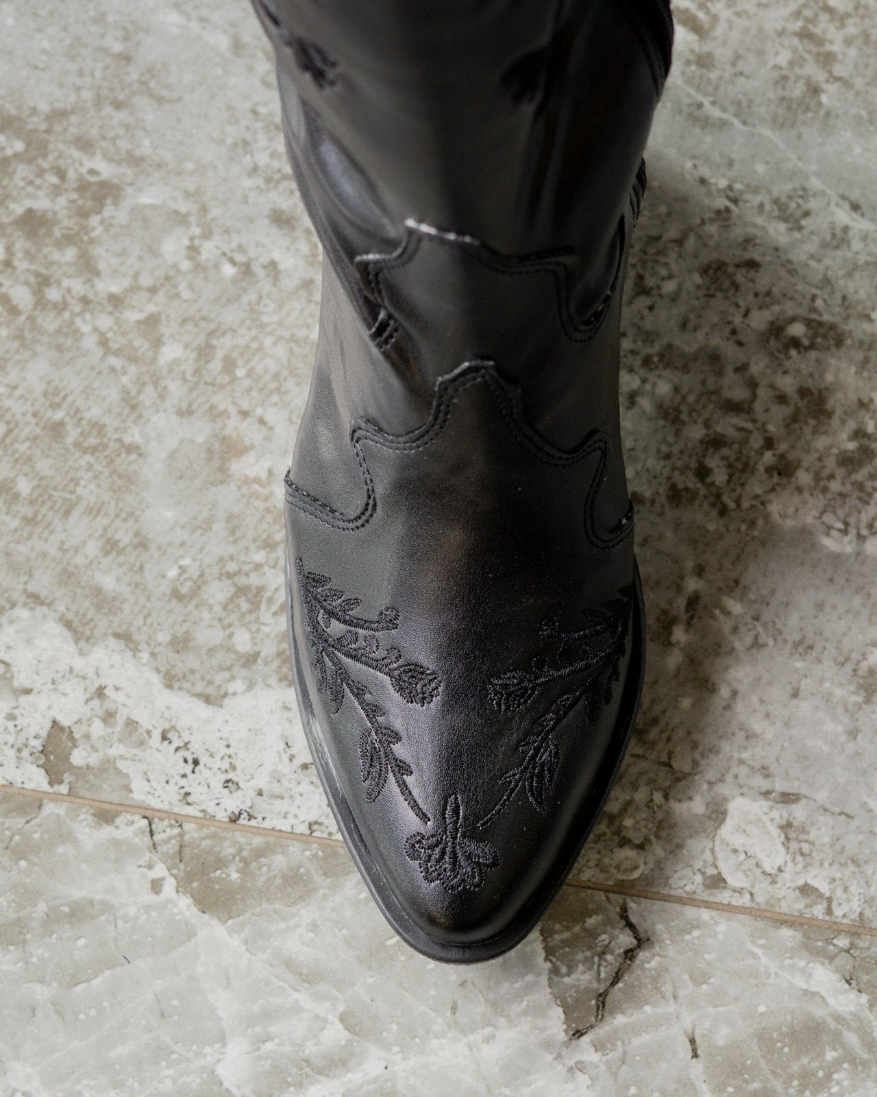 Bota vaquera larga dama en color negro con bordado western en relieve elegante