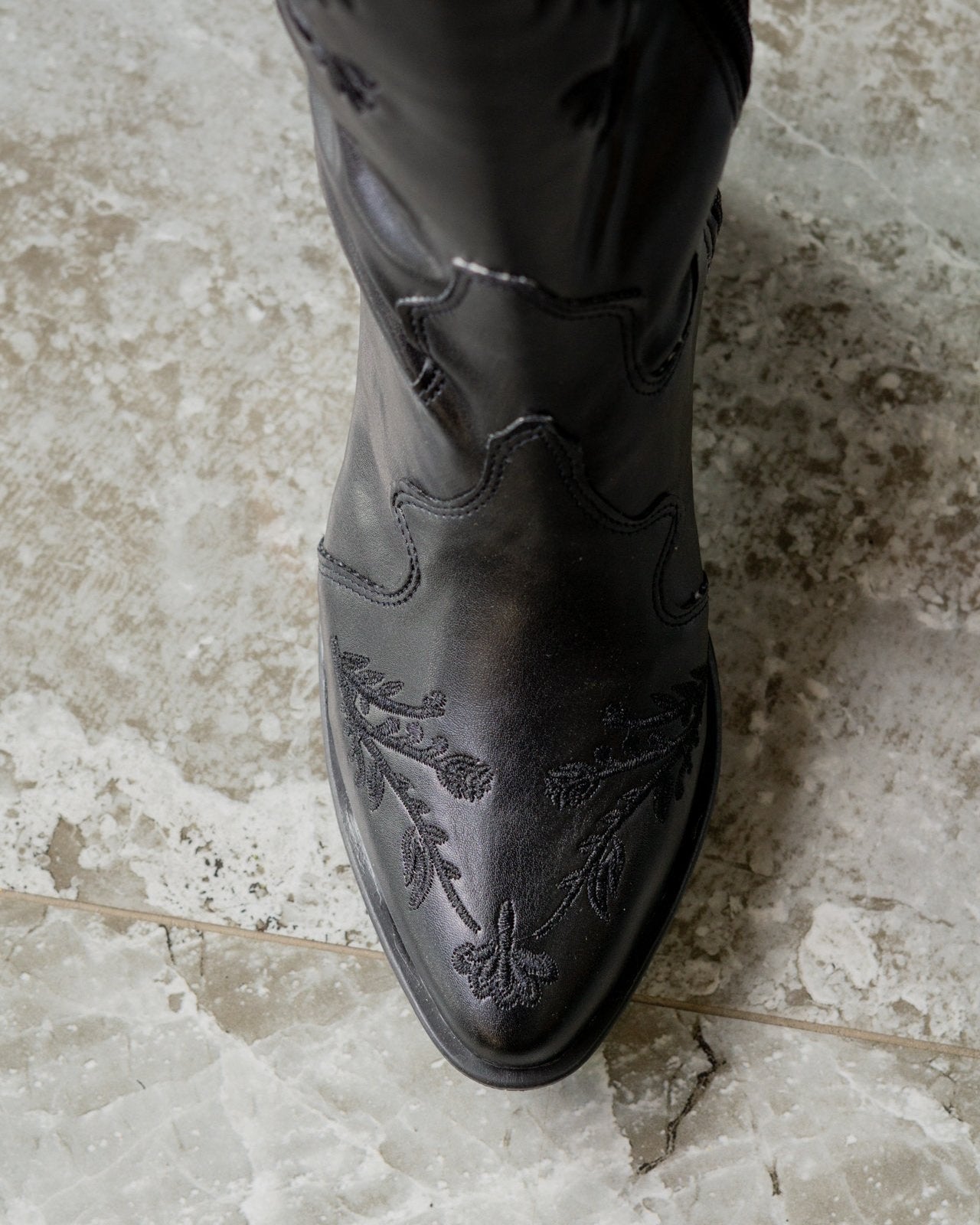 Bota vaquera larga dama en color negro con bordado western en relieve elegante