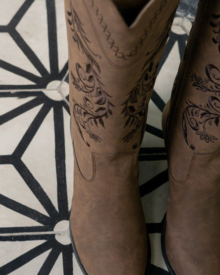 00832 BOTAS MOKA CON BORDADO WESTERN EN RELIEVE DISEÑO ELEGANTE Y MUY VERSATIL