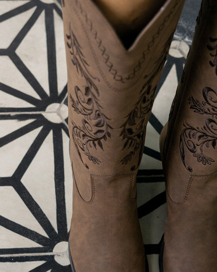 00832 BOTAS MOKA CON BORDADO WESTERN EN RELIEVE DISEÑO ELEGANTE Y MUY VERSATIL