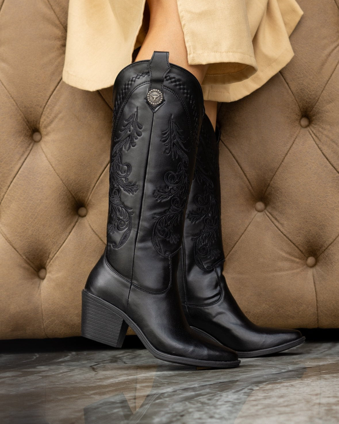 00832 BOTAS NEGRAS CON BORDADO WESTERN EN RELIEVE DISEÑO ELEGANTE Y MUY VERSATIL