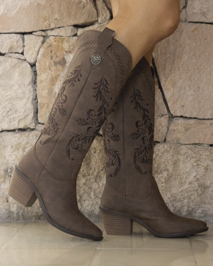 00832 BOTAS MOKA CON BORDADO WESTERN EN RELIEVE DISEÑO ELEGANTE Y MUY VERSATIL
