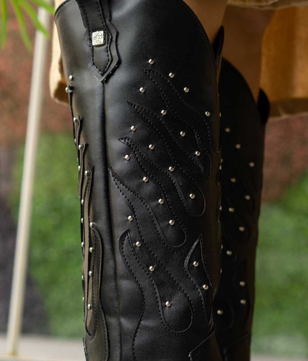 00773 BOTAS VAQUERAS DE MEDOA CAÑA EN COLOR NEGRO CON DISEÑO MINIMALISTA DE FLAMAS Y CON DETALLES EN REMACHES