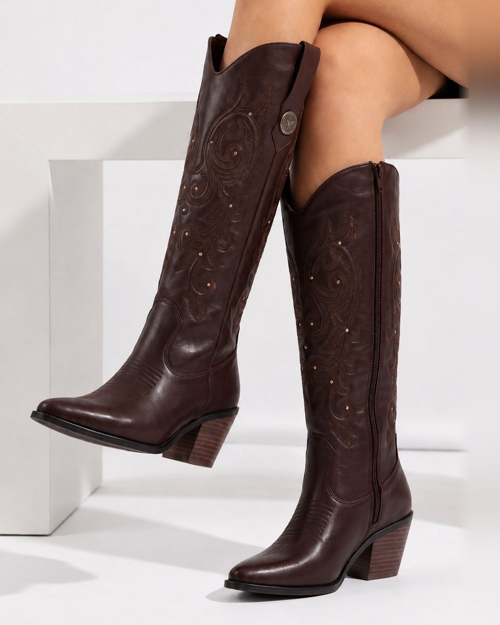 00841 BOTAS VAQUERAS CON BORDADO DE ALTO RELIEVE CON RINGLE TACON BAJO Y ANCHO SUELA ANTIDESLIZANTE