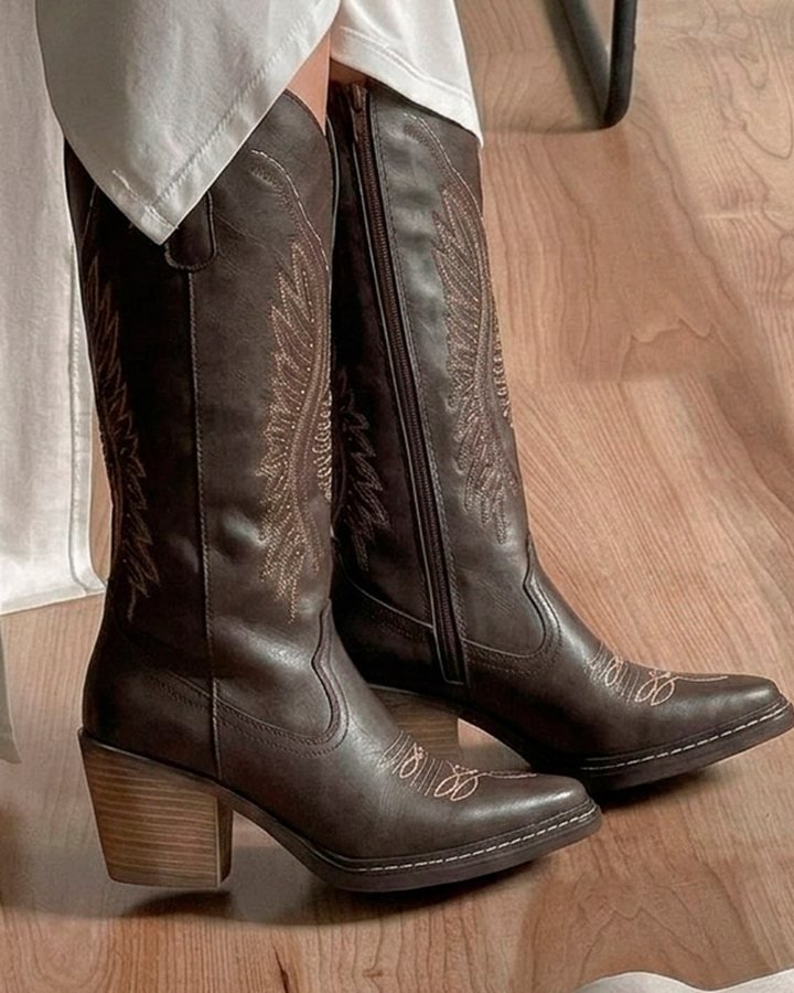 00845 BOTAS VAQUERAS ELEGANTES CON BORDADO Y PIEDRERIA TACON BAJO Y ANCHO CIERRE LATERAL