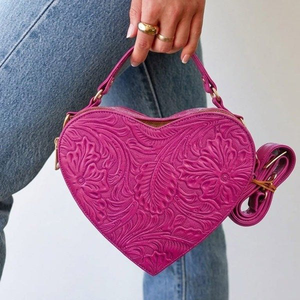 Bolsa Corazón fabricada en piel genuina con correa larga para colgarse