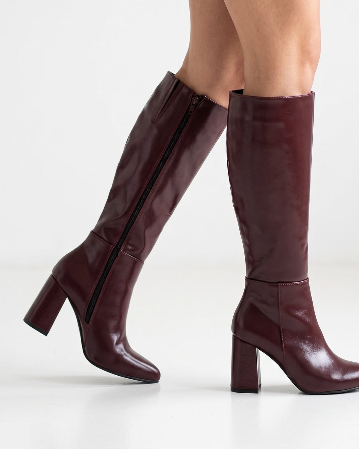 15645 BOTA ALTA DE ACABADO LISO CON PUNTA SEMI CUADRADA Y TACÓN ANCHO