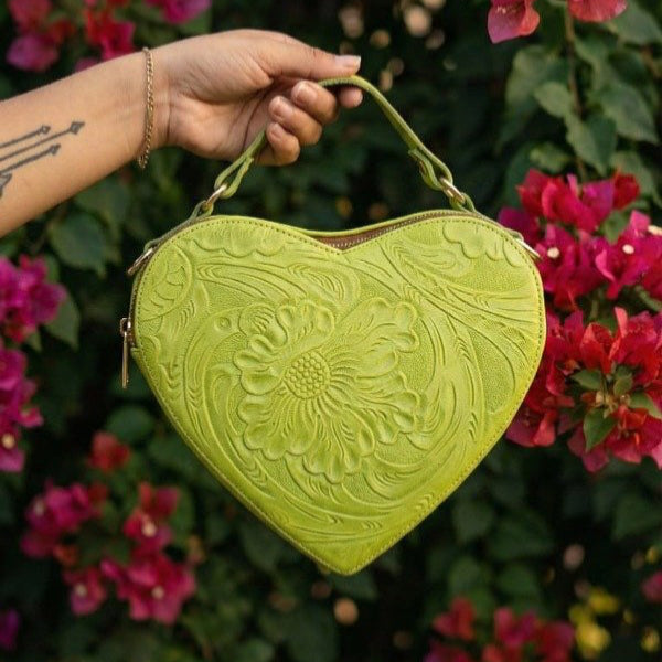 Bolsa Corazón fabricada en piel genuina con correa larga para colgarse