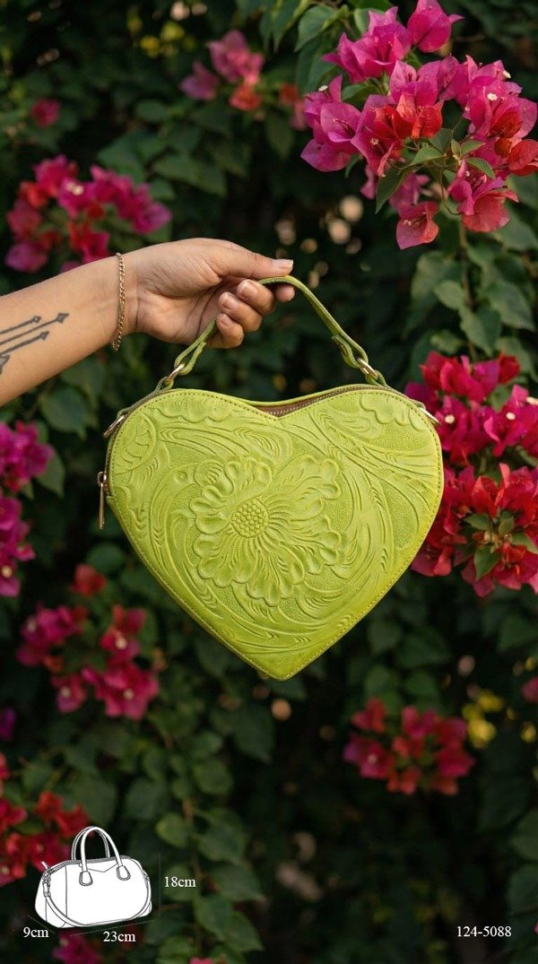 Bolsa Corazón fabricada en piel genuina con correa larga para colgarse